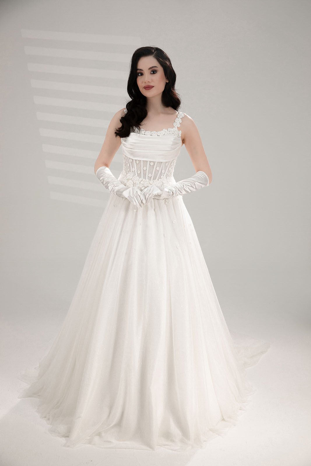 Helen Gelinlik Modelleri: Asaletin ve Sadelğin Buluştuğu Zamansız Gelinlik Trendleri