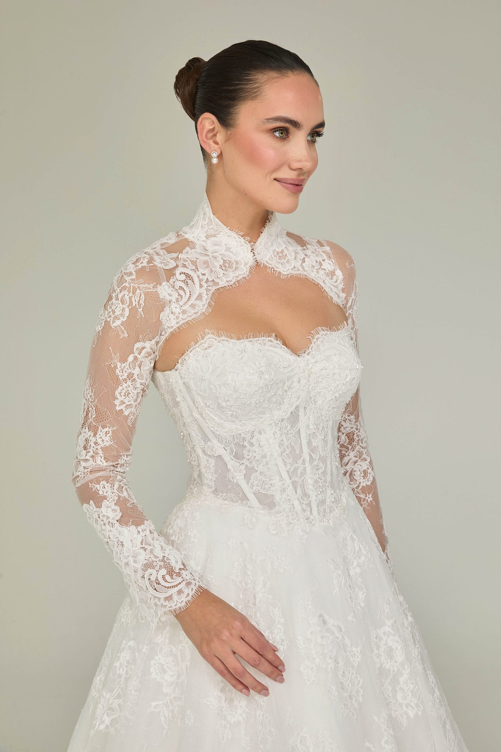 A Kesim Gelinlik Modelleri: Zarif ve Zamansız Şıklığın En Doğru Seçimi